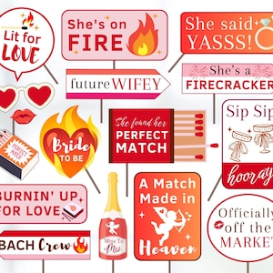 Könnte beinhalten: Eine Sammlung von Fotoautomaten-Requisiten mit verschiedenen Phrasen und Bildern rund um Hochzeiten und Feiern. Enthält Sprechblasen mit Texten wie "Lit for Love" und "She said Yass!" sowie Schilder mit Text wie "Bride to be".