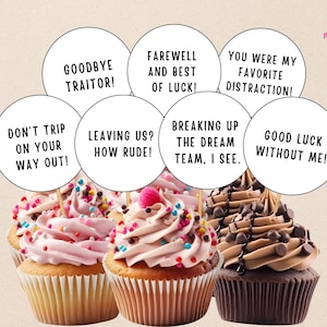 Könnte beinhalten: Cupcakes mit rosa und braunem Zuckerguss, verziert mit Streuseln und Schokoladenstückchen. Jeder Cupcake hat eine Nachricht auf einem weißen Kreis, darunter "Goodbye Traitor!" und "Farewell and Best of Luck!"