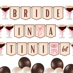 Può includere: Uno striscione marrone e beige con il testo "Bride in a Tini bit" e fiocchi rosa. Lo striscione è decorato con bicchieri da martini marroni con fiocchi rosa. Lo striscione è circondato da palloncini marroni e beige.