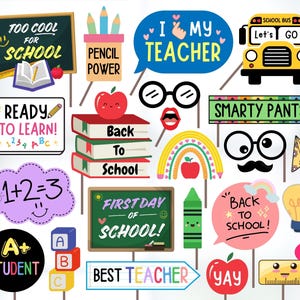 Könnte beinhalten: Eine Sammlung farbenfroher Foto-Requisiten für die Schule. Enthält Sprechblasen mit Texten wie "Too Cool for School", "I ❤️ my Teacher" und "First Day of School!" Außerdem ein Schulbus, Bücher und Bleistifte.