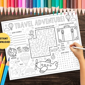 Op de afbeelding: Zwart-wit activiteitenvellen met het thema reizen met de tekst "TRAVEL ADVENTURE!" en verschillende illustraties, waaronder een koffer, een vliegtuig en een heteluchtballon. Een hand houdt een pen vast, klaar om de activiteiten te voltooien.