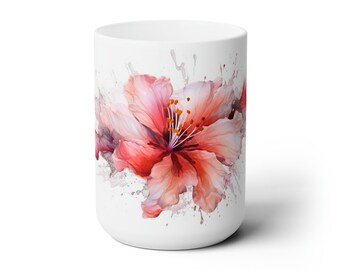 Könnte beinhalten: Weiße Keramiktasse mit einem Aquarelldesign einer rosa Hibiskusblüte auf weißem Hintergrund und rosa und violetten Aquarellspritzer.