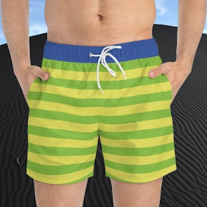 Gestreepte zwemshort uit de jaren 90, gele en groene strepen met contrasterende blauwe band, voel je zo fris als een prins op het strand in een retro badpak