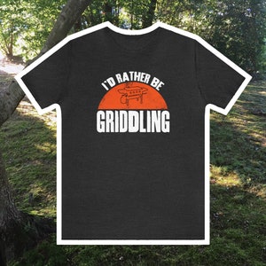 Kortärmad t-shirt för pappor som älskar att grilla på lägret eller i trädgården, en stor pannkaksfrukost smakar bara gott tillagad på en platt topp