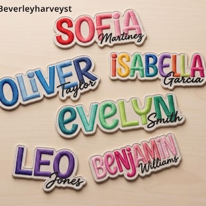 Puede incluir: Seis parches bordados personalizados con nombres en letras de bloque coloridas y acolchadas, acompañados de apellidos en cursiva negra. Los nombres incluyen Sofia Martinez, Oliver Taylor, Isabella Garcia, Evelyn Smith, Leo Jones y Benjamin Williams.