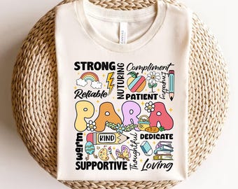 Può includere: T-shirt color crema con la scritta "PARENTS" in lettere colorate e giocose. Il design include illustrazioni di un arcobaleno, un fulmine, una mela, una matita e altre grafiche correlate. Sono incluse anche le parole "Forte", "Affidabile", "Caldo", "Supportivo", "Amante".