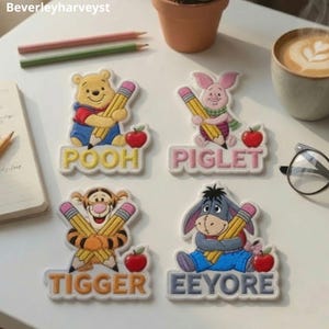 Könnte beinhalten: Vier gestickte Aufnäher mit Winnie Puuh, Ferkel, Tigger und I-Aah, die jeweils einen gelben Stift neben einem roten Apfel halten. Die Namen POOH, PIGLET, TIGGER und EEYORE sind unter jeder Figur in Blockbuchstaben eingestickt.