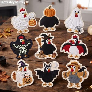Puede incluir: Una colección de nueve parches bordados de pollos con temas de Halloween, incluyendo una momia, un pollo con cabeza de calabaza, un fantasma, un esqueleto, una bruja con escoba, un vampiro, un pollo con cesta, un murciélago y un espantapájaros.