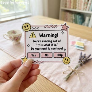 Può includere: Una toppa ricamata rettangolare con sfondo bianco e bordo rosa. Il testo recita: Warning! You're running out of "it is what it is." Do you want to continue? Include tre pulsanti con le etichette Yes, No e Help e icone di faccine.