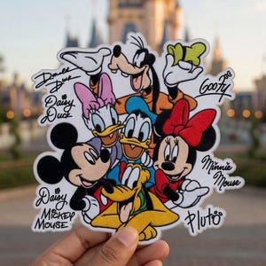 Peut inclure: Un écusson coloré représentant les personnages Disney Mickey Mouse, Minnie Mouse, Donald Duck, Daisy Duck, Goofy et Pluto. Chaque personnage est représenté avec son apparence emblématique. Le patch inclut les noms des personnages.