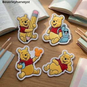 Könnte beinhalten: Vier gestickte Aufnäher mit Winnie Puuh in verschiedenen Posen: mit einem großen gelben Bleistift, mit einem hellblauen Rucksack, mit einem kleinen blauen Topf und einem orangefarbenen Snack sowie liegend. Jeder Aufnäher hat einen weißen Rand.