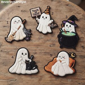 Puede incluir: Cinco parches bordados de fantasmas numerados del uno al cinco. El parche uno muestra un fantasma con una escoba y telaraña. El parche dos presenta un fantasma con un letrero de Trick or Treat y un murciélago. El parche tres muestra un fantasma con un caldero. El parche cuatro tiene un fantasma con un gato negro. El parche cinco muestra un fantasma con una almohada y una luna.