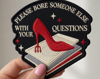 Apliques bordados com a frase "Todo mundo quer ser como nós" do filme "O Diabo Veste Prada", aplique termocolante com salto vermelho, aplique inspirado no filme, aplique para costurar.