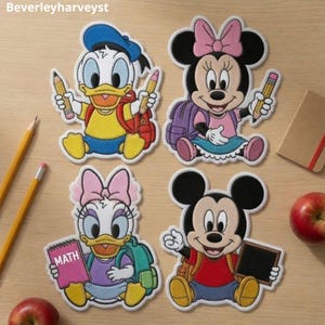 Op de afbeelding: Vier geborduurde patches met stripfiguren: Donald Duck met een rode rugzak en potloden, Minnie Mouse met een roze strik en rugzak, Katrien Duck met een roze notitieboekje met de tekst MATH, en Mickey Mouse met een klein schoolbordje.
