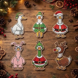 Op de afbeelding: Zes geborduurde patches met ganzen in feestelijke kostuums. De ganzen dragen een groene muts met witte badjas, een groen elfjeskostuum, een rood kerstmanpak, een roze konijnenpyjama met bril, een groen kostuum en een rendierkostuum.