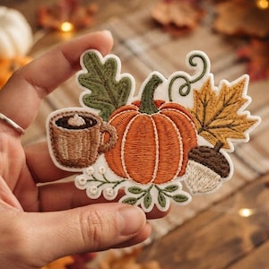Broderad lapp med höstpumpa och kaffe, stryklapp med höstlöv, märke med ekollon och kaffemugg, applikation för jacka under Thanksgiving, läskig säsong