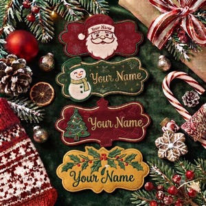 Pode incluir: Quatro etiquetas de nome em tecido decorativo com bordas recortadas. A etiqueta superior é vermelha com um gráfico de Pai Natal e o texto Your Name. A segunda é verde com um boneco de neve e Your Name. A terceira é vermelha com uma árvore e Your Name. A inferior é dourada com azevinho e Your Name.