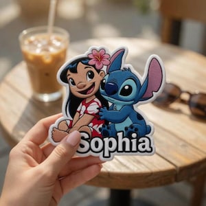 カスタム名入りブルーモンスター刺繍アイロンワッペン、夏のディズニー旅行、女の子用デニムバックパックアップリケ、バケーションギフト