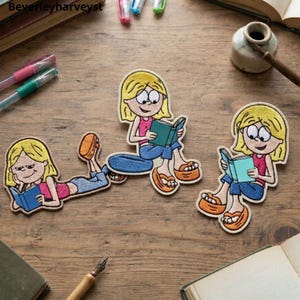 Puede incluir: Tres parches bordados que muestran a un personaje de dibujos animados con cabello rubio, una camiseta rosa y pantalones azules, cada uno leyendo un libro. El personaje aparece en diferentes posturas: tumbado, sentado y sentado con las piernas.