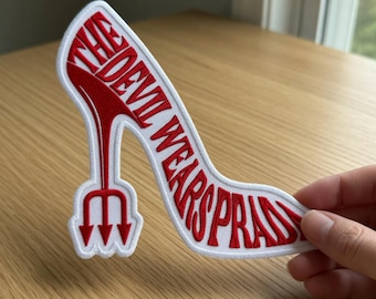 Apliques bordados com a frase "Todo mundo quer ser como nós" do filme "O Diabo Veste Prada", aplique termocolante com salto vermelho, aplique inspirado no filme, aplique para costurar.