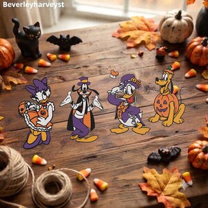 Puede incluir: Cuatro parches de personajes de Disney con Daisy, Goofy, Donald y Pluto en disfraces de Halloween. Daisy lleva un vestido morado, Goofy una capa, Donald un sombrero morado y Pluto está dentro de una calabaza. El texto Beverleyharveyst es visible.