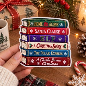 Puede incluir: Un parche bordado rectangular que muestra una pila de seis libros coloridos con títulos navideños que incluyen Home Alone, Santa Clause, Elf, A Christmas Story, The Polar Express y A Charlie Brown Christmas, decorados con copos y acebo.