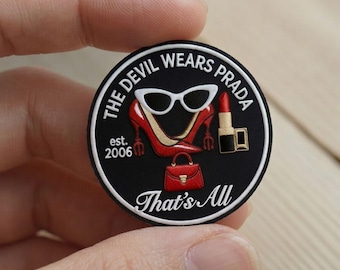 Apliques bordados com a frase "Todo mundo quer ser como nós" do filme "O Diabo Veste Prada", aplique termocolante com salto vermelho, aplique inspirado no filme, aplique para costurar.