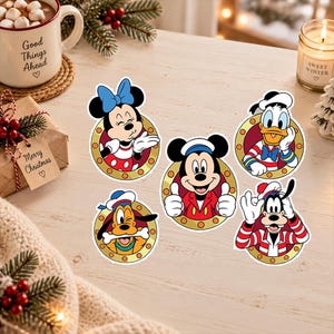 Può includere: Un set di cinque adesivi circolari con personaggi Disney, tra cui Minnie, Topolino, Paperino, Pluto e Pippo. Ogni personaggio è incorniciato in un cerchio con bordo dorato e sfondo rosso scuro, caratterizzato da colori vivaci.