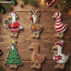 Könnte beinhalten: Sechs bestickte Aufnäher mit weihnachtlichen Entenmotiven: eine Ente als Weihnachtsmann mit Geschenk, eine Rentier-Ente, eine rot-weiß gestreifte Ente, eine Tannenbaum-Ente, eine Lebkuchen-Ente und eine Ente mit einer heißen Tasse.