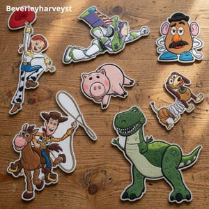 Puede incluir: Una colección de parches bordados con personajes de Toy Story, incluyendo a Woody sobre Perdigón, Jessie, Buzz Lightyear, el Sr. Patata, Hamm, Slinky Dog y Rex. El texto "Beverleyharveyst" aparece en la esquina superior izquierda.