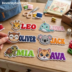 Puede incluir: Seis parches bordados con nombres y animales de dibujos animados: jirafa, narval, búho, koala, tortuga y gato. Cada parche muestra un nombre en letras llamativas y coloridas: LEO, LUNA, OLIVER, JACK, MIA y AVA, con bordes blancos.