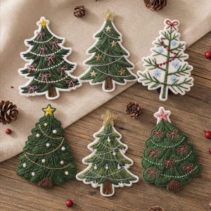 Peut inclure: Six écussons brodés en forme de sapin de Noël avec des motifs variés. Les arbres sont représentés dans des tons verts avec des troncs bruns, ornés de nœuds, d'étoiles, de perles et de fils métalliques, chacun surmonté d'une étoile décorative.