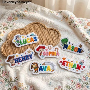 Puede incluir: Seis parches personalizados con nombres y motivos de Toy Story. Los parches muestran los nombres Lucas, Henry, Sophia, Ava, Mason y Ethan en letras coloridas y en relieve, cada uno acompañado de un personaje como Buzz Lightyear o Woody.