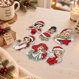 Puede incluir: Una colección de seis parches bordados con personajes femeninos animados que llevan gorros de Papá Noel rojos y blancos y ropa festiva, cada uno sosteniendo un pequeño regalo o adorno, dispuestos sobre una superficie de madera clara.