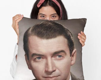 Op de afbeelding: Een decoratief kussen met een zwart-wit portret van Cary Grant, een beroemde acteur. Het kussen is gemaakt van een zachte, comfortabele stof en is perfect om een vleugje vintage Hollywood-glamour aan je huis toe te voegen.