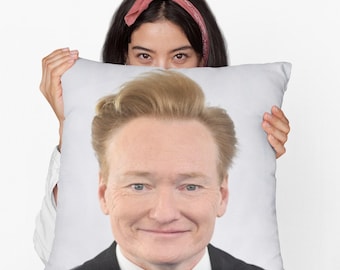 Conan O_Brien Kissen Quadratisches Kissen aus gesponnenem Polyester, personalisiertes Dekokissen Geschenk, lustiges Meme Kissen Geschenkidee, modernes Dekokissen