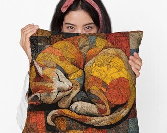 Könnte beinhalten: Ein dekoratives Kissen mit einer stilisierten Illustration einer schlafenden Katze. Die Katze ist in warmen Tönen von Orange, Gelb und Braun dargestellt, mit einem strukturierten, mosaikartigen Aussehen. Das Kissen hat eine quadratische Form und einen farbenfrohen, geometrischen Hintergrund.