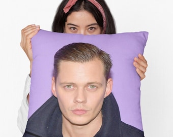 Almofada quadrada Bill Skarsgård em poliéster fiado, almofada decorativa de celebridade, decoração de Natal e aniversário, presente de lembrança.