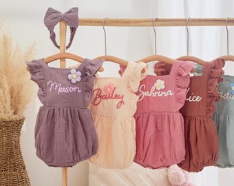 Hand genähter Puffy Name Musselin Baby Girl Bubble Romper Set mit passender Haarschleife aus Bio-Baumwolle Neugeborene