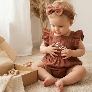 Bio-Baumwoll-Musselin-Blasen-Strampler-Set Hand genähte angehobene benutzerdefinierte Name passende Haarschleife für Baby Mädchen Neugeborene Geschenk