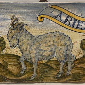 „Widder“-Keramikfliese mit Verzierungen aus dem 16. Jahrhundert, die aus alten Kirchen stammen