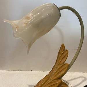 Lámpara de mesa con escultura en madera de tilo y cristal de Murano.
