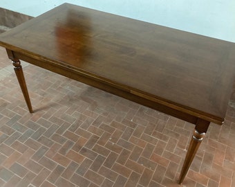 Extendable table in walnut wood