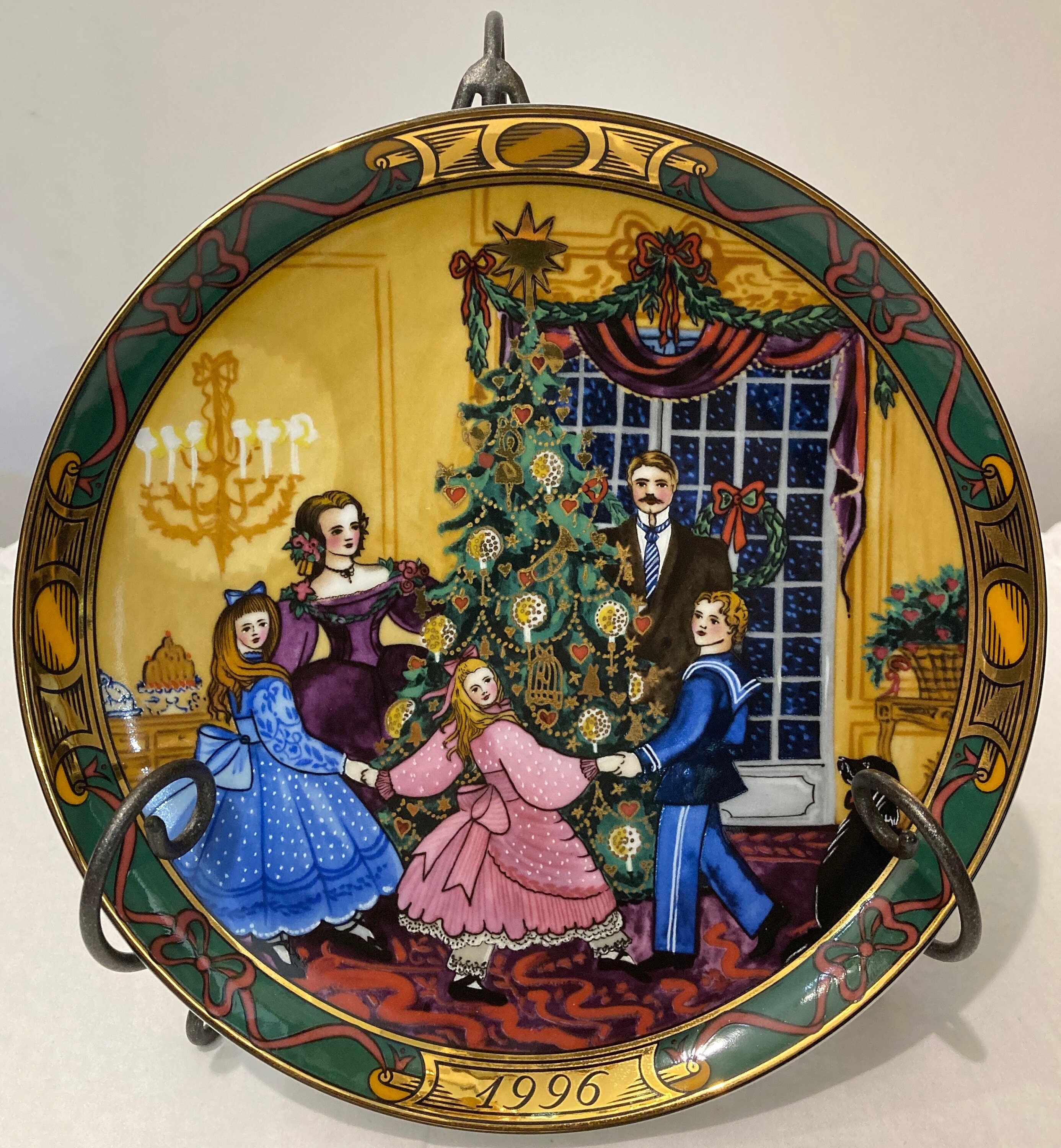 Royal Copenhagen "Christmas" plate in hand-painted porcelain