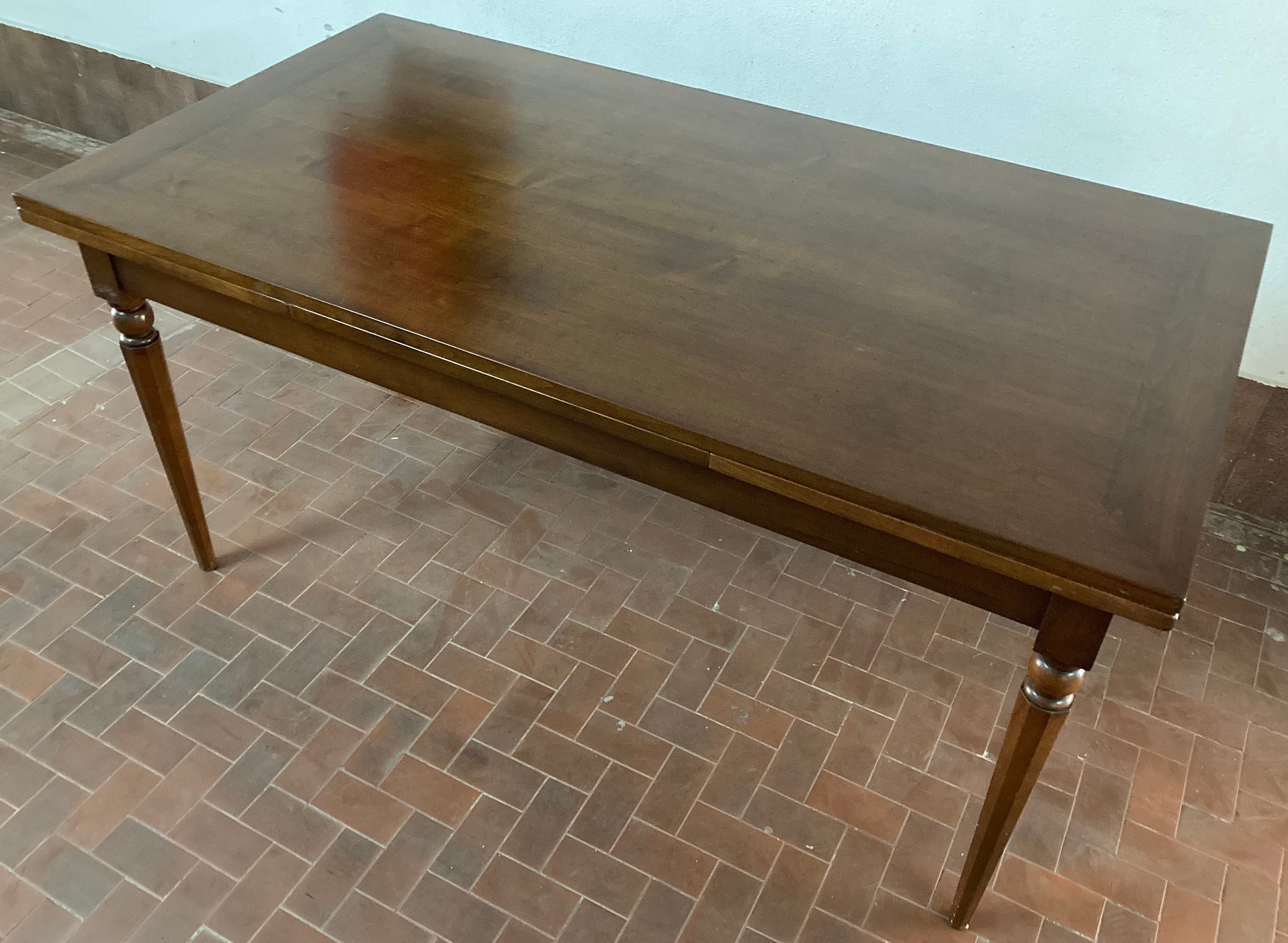 Table extensible en bois de noyer