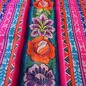 Peruvian aguayos, traditional Andean textiles, Peruaanse stoffen, Manta cloth, Aguayo mantas, mesa tuch 122 x 125 cm (48.03 x 49.21 in)