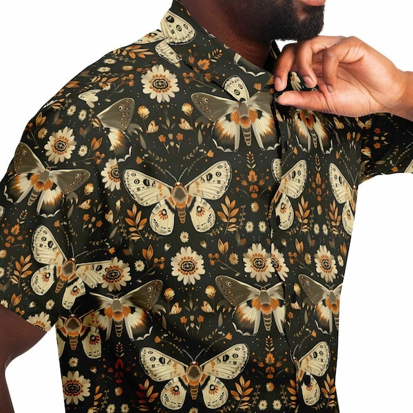 Goblincore Moth Shirt, Dark Academia & Witchy Aesthetic, Cecropia Moth Shirt, Botanical Cottagecore Shirt, einzigartiger Insektendruck Button Up