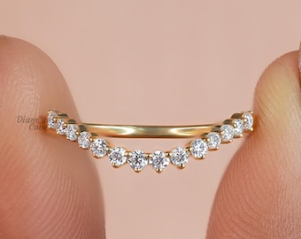 Alianza de boda minimalista curva con diamantes - Anillo de compromiso de moissanita redonda en oro rosa - Anillo apilable único y delicado