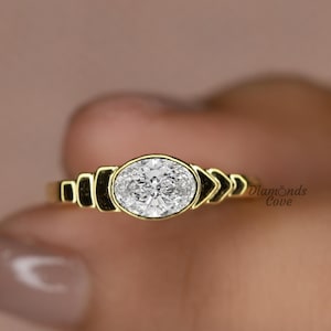 Ost West Oval Lab gewachsen Diamant Verlobungsring Einzigartiger Oval Ring 14Kt Gold Stapelbar Ring Lünette Ring Ost West Ring Geschenk für Sie / Frauen