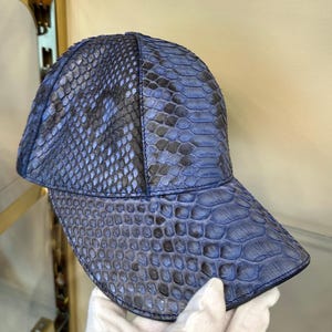 Ręcznie robiona czapka bejsbolówka z naturalnej skóry węża: regulowana, egzotyczna czapka ze skóry naturalnej